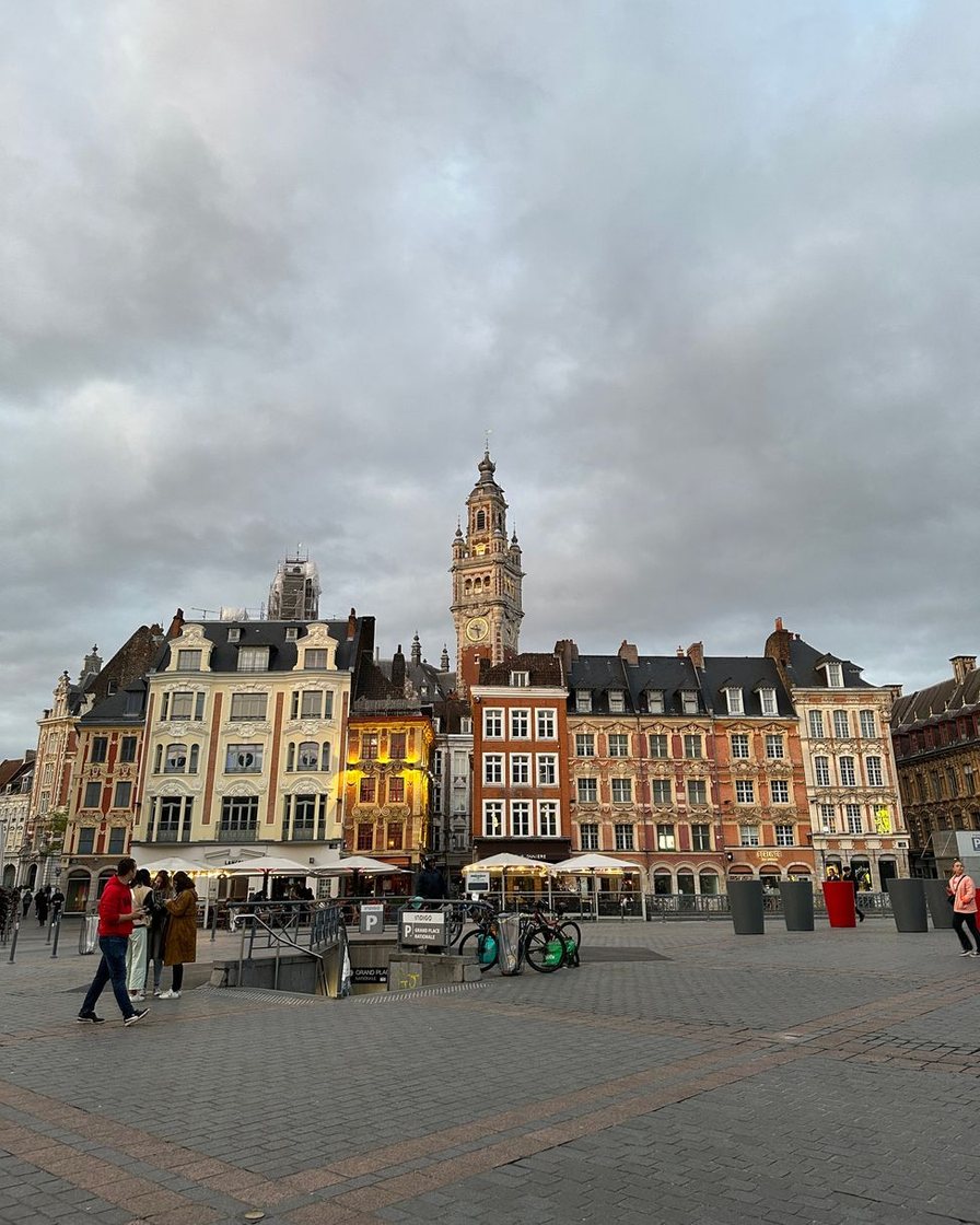 Grand-Place de Lille bordée de façades baroques flamandes à pignons à redents