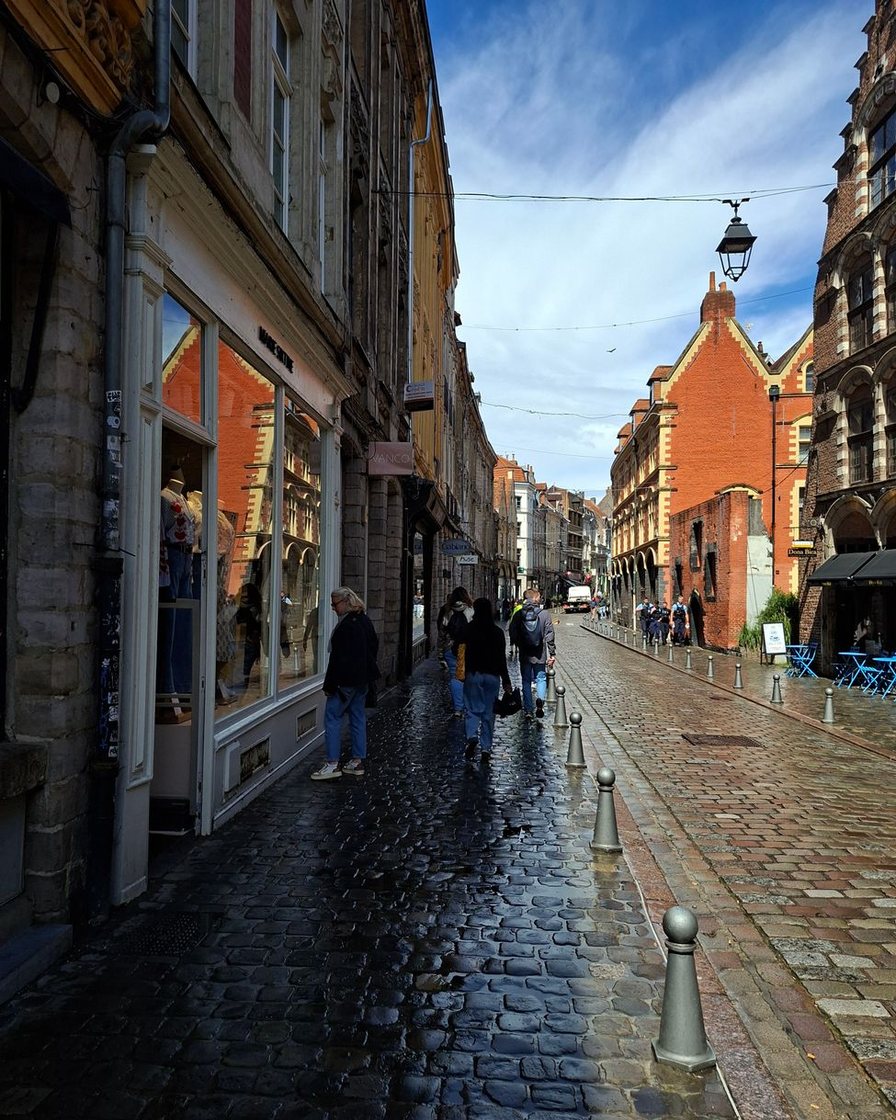 Rue piétonne pavée de Lille vidée de ses voitures