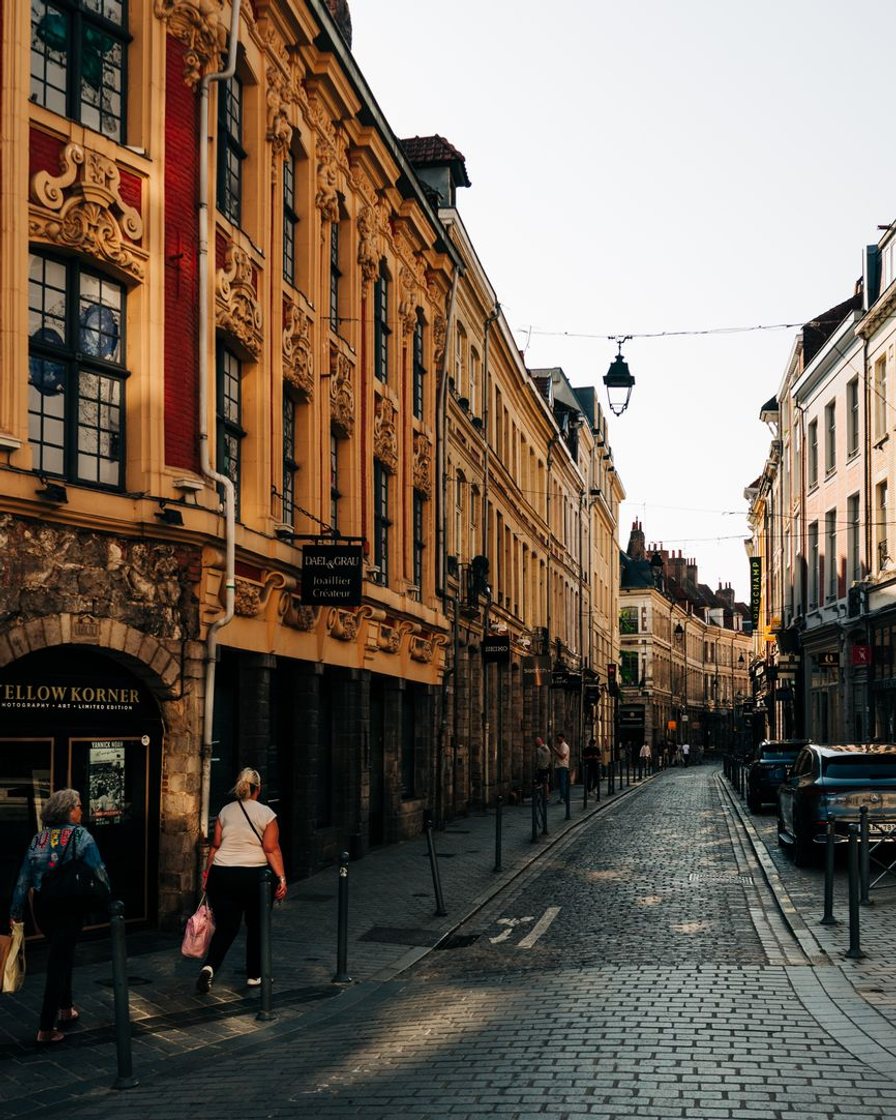 Rue pavée du Vieux-Lille bordée de maisons de brique à pignons à redents
